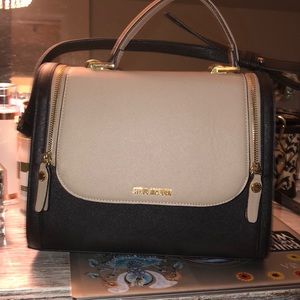 Steve Madden purse Black and Tan gold zippers